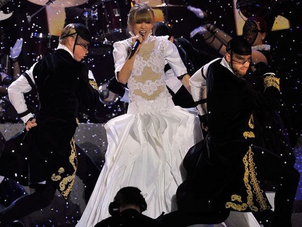 Taylor Swift & Harry One Direction Tampil Sepanggung