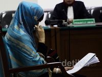 Baca Pembelaan, Neneng Menangis