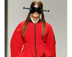 Tren Mode Teraneh London: Model Pamer Payudara Hingga Tisu Toilet