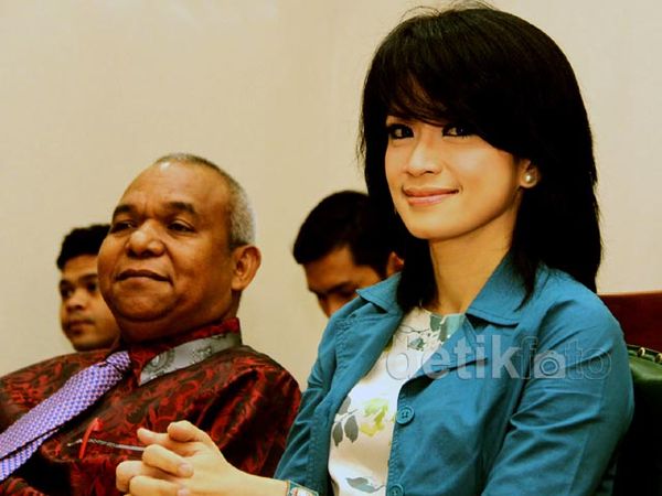 Resmi Cerai, Yulia Rachman Tersenyum