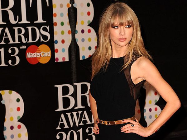 Gaun Menerawang Taylor Swift