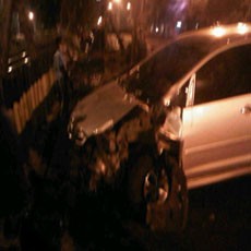 Innova Ringsek Setelah Tabrak Motor dan Pagar Rel