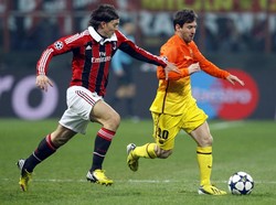 Lionel Messi yang mendapat pengawalan dari Riccardo Montolivo mencoba untuk melakukan serangan dalam pertandingan yang dihelat di San Siro, Kamis (21/2/2013) dinihari WIB. Reuters/Alessandro Garofalo.