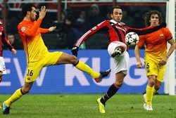 Giampaolo Pazzini melepaskan tembakan ke gawang Barcelona. Reuters/Alessandro Garofalo.