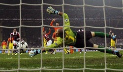Kevin-Prince Boateng membuka keunggulan untuk Milan di menit ke-57. Reuters/Tony Gentile.