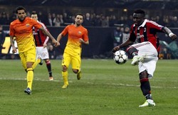 Sulley Muntari melepaskan tembakan yang berbuah gol ke gawang Barcelona. Reuters/Alessandro Garofalo.