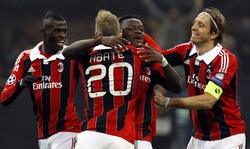 Para pemain Milan merayakan kemenangan. Reuters/Alessandro Garofalo.