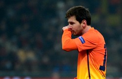 Lionel Messi terlihat kecewa dengan hasil tersebut. AFP/Oliver morin.