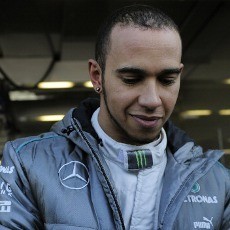 Hamilton Belum Mau Pasang Target Tinggi