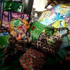 Uniknya Tas Anti Air dari Bungkus Bekas Permen!