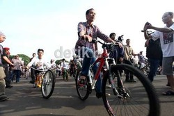 4 Momen Jokowi Bagi-bagi Sepeda