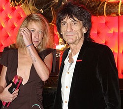 Gitaris The Rolling Stones Menang Kencan Bareng Scarlett Johansson