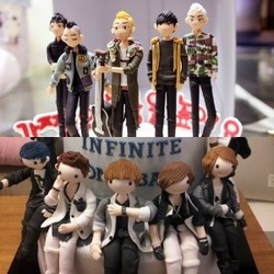 Saat Para Idola KPop Berpose Imut di Atas Kue