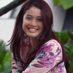 Vina Candrawati Ingin Beri yang Beda bagi Dunia Hiburan