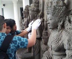 Ketika Anak-anak Tuna Netra Menyentuh Museum Nasional