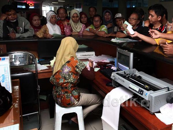 Antrean di Pendaftaran RSUD Budi Asih Semrawut