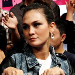 Jenguk Ashanty, Luna Maya Buru-buru