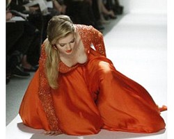  Foto: Saat Model Cantik Jatuh di Panggung Catwalk