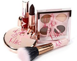 Rihanna Rilis Lini Make-up Hasil Kolaborasi Bersama MAC