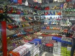 Sepatu Impor Banjir Didukung Kelas Menengah RI Suka Kejar Gengsi