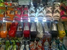 Pedagang di Blok M Lebih Senang Jual Sepatu Impor China daripada Lokal