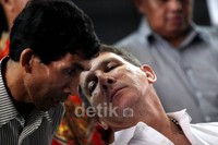 Blanco mendengarkan penjelasan dari translater, saat memberikan keterangan pers.