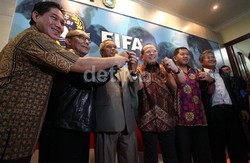 Keempat anggota Exco, La Nyalla Matalitti, Tony Aprilani, Erwin Dwi Budiawan dan Robertho Rouw, berjabat tangan dengan Ketua Umum PSSI Djohar Arifin Hussin di Kantor PSSI.