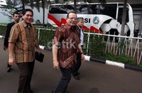 Keempat Exco yang pernah diberhentikan, berjalan dari kantor KPSI menuju kantor PSSI Senayan, Jakarta, yang berdekatan jaraknya.