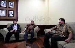 Kembalinya keempat anggota Exco ke  PSSI dengan tanpa syarat tersebut merupakan salah satu dari empat pokok yang diperintahkan oleh FIFA dan AFC guna menyelesaikan kemelut dualisme di PSSI.