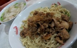 Nikmatnya Jajan Bakmi Pangsit yang Mulur Lembut!