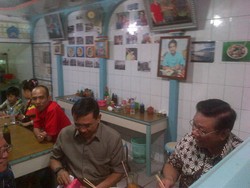 Ketika Menteri Makan di Warung Makan Pinggir Jalan di Singkawang