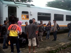 KA Tertahan Banjir Semarang, Ratusan Penumpang Pilih Kendaraan Lain