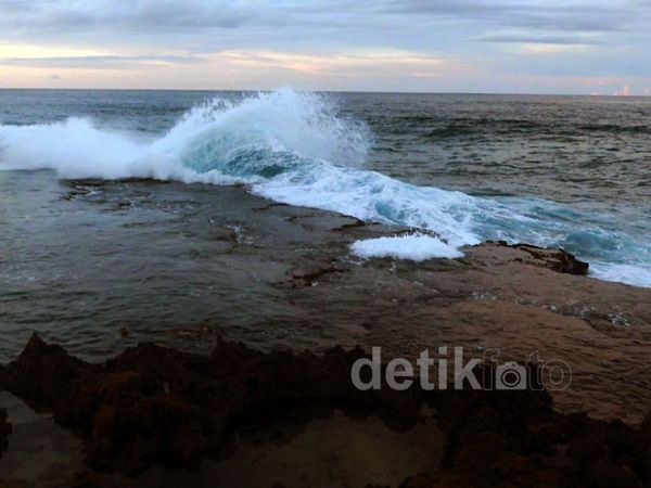 Menatap Ombak Pecah di Batu Pica Papua