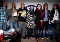 Rieke-Teten Sambangi Markas Slank