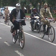 Kantongi Pemenang Pilgub Jabar, Jeyhans Kayuh Sepeda Sambil Tutup Wajah