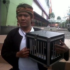 Pemenang Pilgub Jabar versi Jeyhans Tergantung di Pohon Depan Gedung Sate