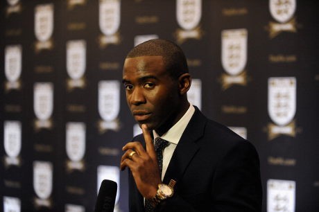 Trofi Piala Liga Inggris akan Diberikan Oleh Muamba Trofi Piala Liga Inggris akan Diberikan Oleh Muamba