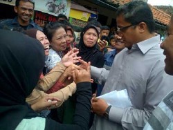 Nyoblos di TPS 06 Jalan Desa, Dede Yusuf Disambut Antusias Warga
