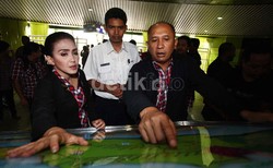 Teten Masduki Temani Ibunya Mencoblos di Garut