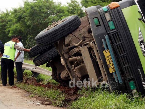 As Roda Patah Truk Terjungkal