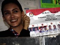 Diantar Naik Motor Rieke Nyoblos