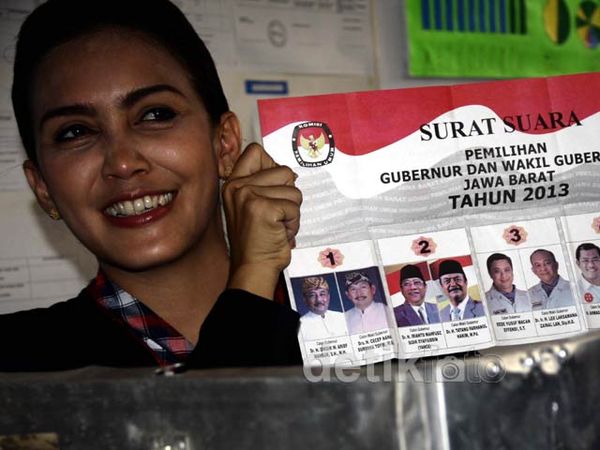 Diantar Naik Motor Rieke Nyoblos