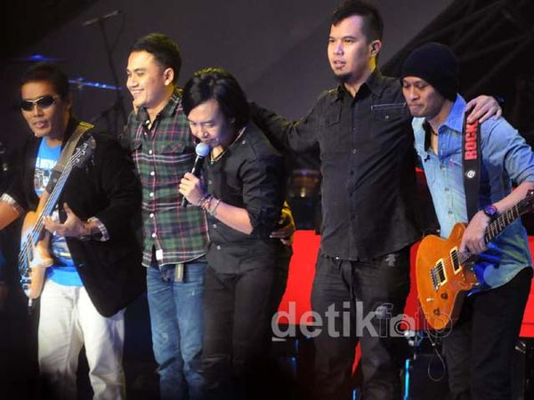 Reuni Dewa 19 di Konser Ari Lasso