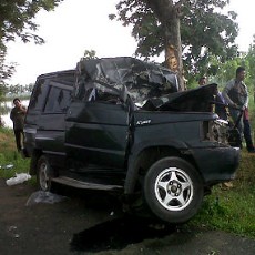 Kijang Tabrak Pohon, Empat Orang Tewas