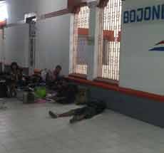 Imbas Banjir Semarang, Penumpang KA Terlantar di Stasiun Bojonegoro