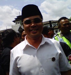 Salam Kelingking dan Senyuman Terakhir Aceng Sebagai Bupati Garut