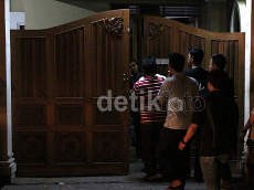 Suara Lantunan Ayat Suci Terus Terdengar di Rumah Anas