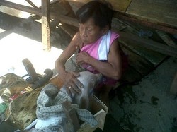 Pasrah Digusur, Nenek Njuk Tangisi Elly yang Tertimpa Rumah