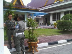 KPK Juga Geledah Rumah Dinas Gubernur Riau