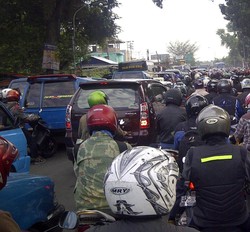Pengendara Saling Serobot, Simpangan Depok Macet 1 Km